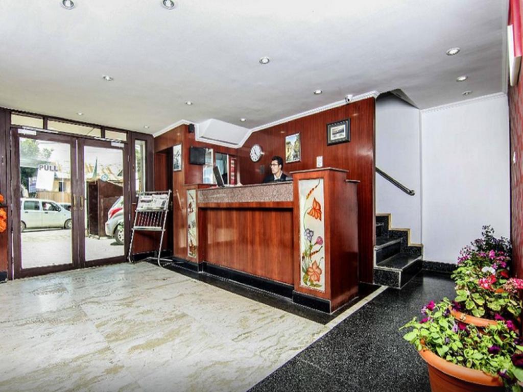 Holiday Plaza Hotel Srīnagar Exterior foto