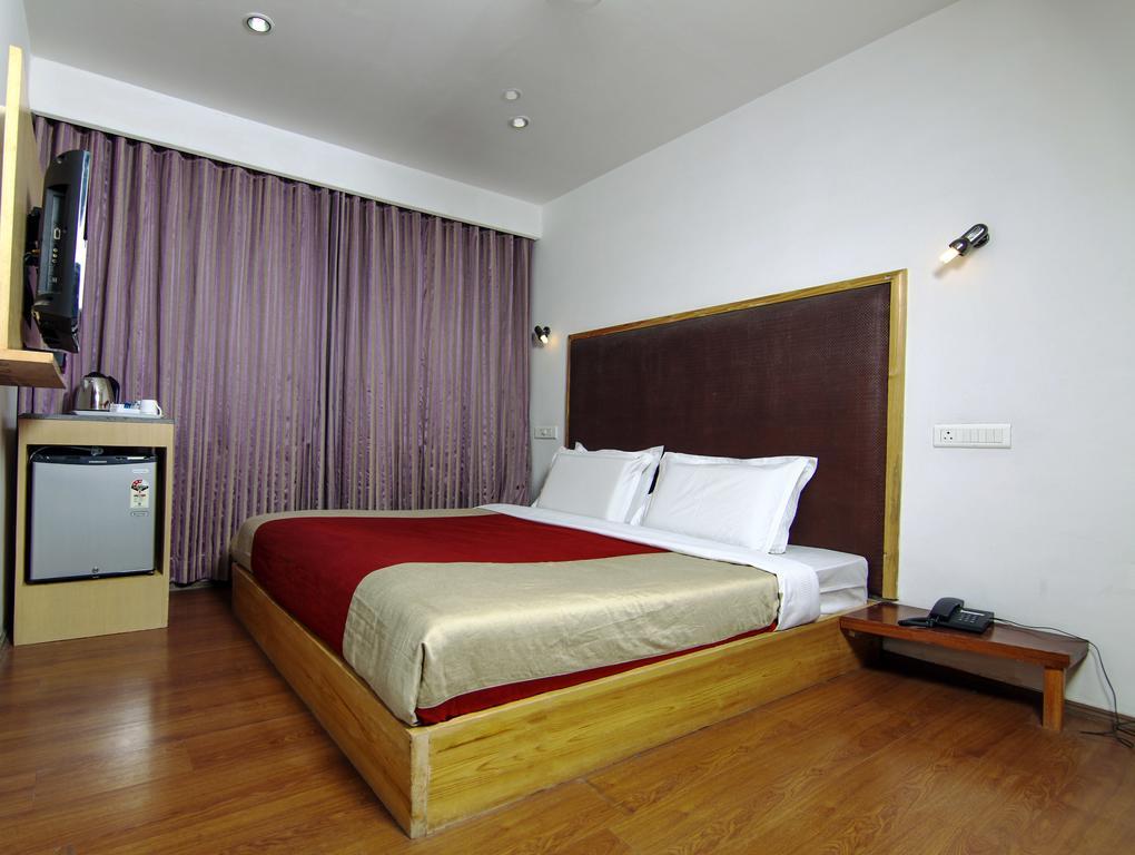 Holiday Plaza Hotel Srīnagar Exterior foto