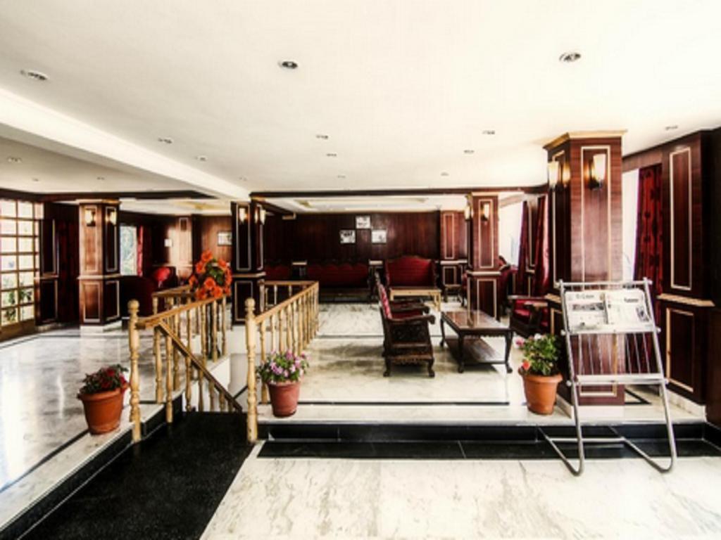 Holiday Plaza Hotel Srīnagar Exterior foto