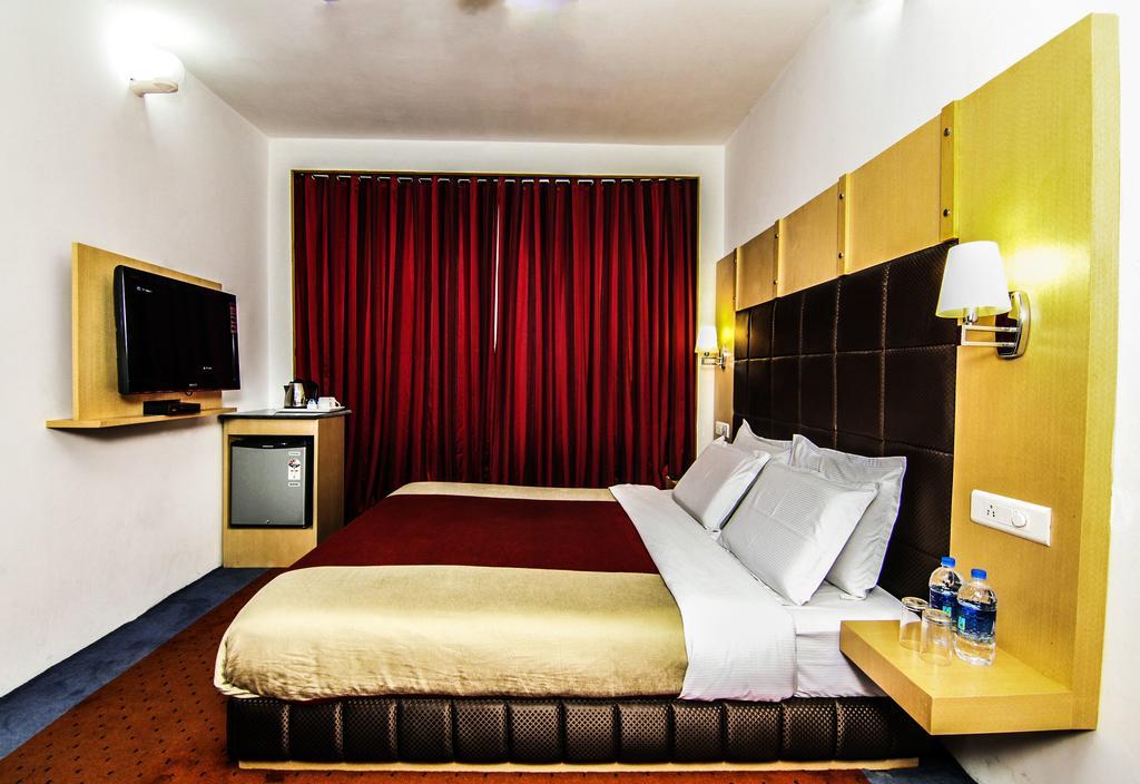 Holiday Plaza Hotel Srīnagar Exterior foto
