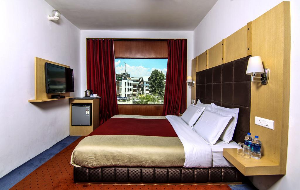 Holiday Plaza Hotel Srīnagar Exterior foto